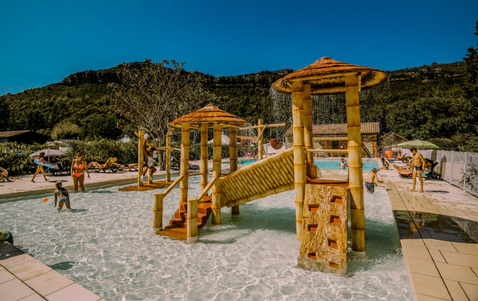 piscine et jeux aquatiques en camping