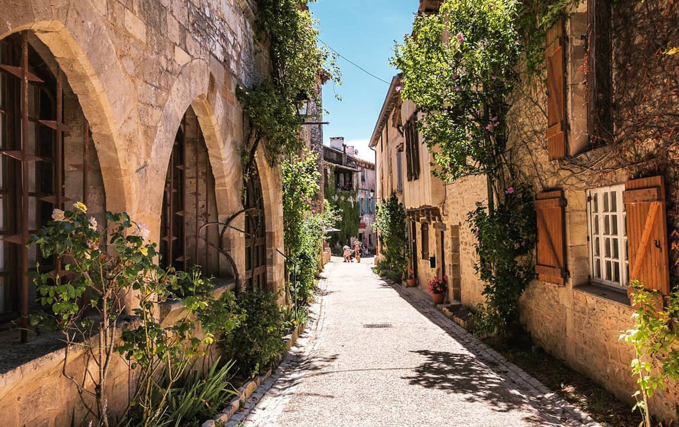 ruelle médiévale de Bruniquel à visiter lors d'un week-end en amoureux près de Toulouse